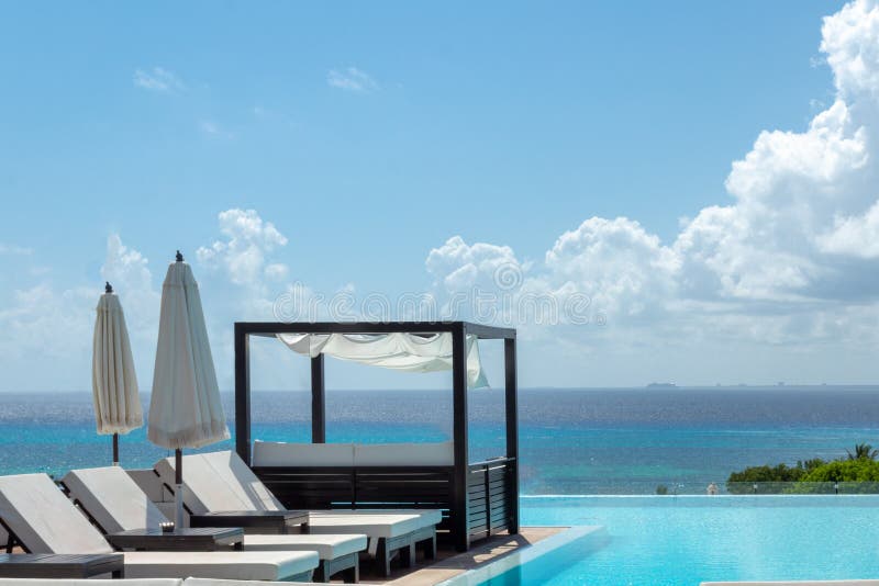 CANCUN, MESSICO; 09 01 2018: Stagno di infinito sul tetto con un rivaleggiare immagini stock libere da diritti CANCUN, MESSICO; 09 01 2018: Stagno di infinito sul tetto con un rivaleggiare immagini stock libere da diritti