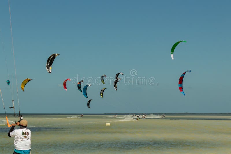 CANCUN MEXICO - 02/18/2018: Adrenalin Kitesurf Affärsföretagsport royaltyfri bild CANCUN MEXICO - 02/18/2018: Adrenalin Kitesurf Affärsföretagsport royaltyfri bild
