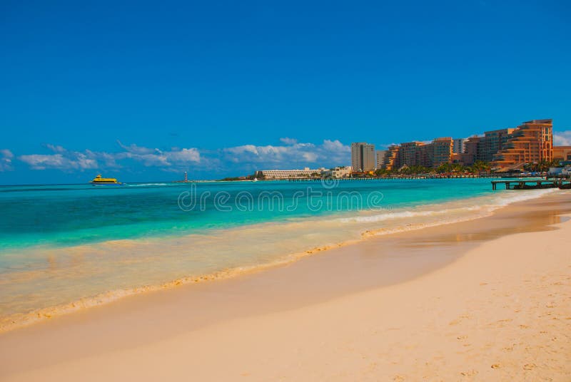 Cancun Mexico Delfines strand som är tropisk i karibiskt royaltyfria bilder Cancun Mexico Delfines strand som är tropisk i karibiskt royaltyfria bilder