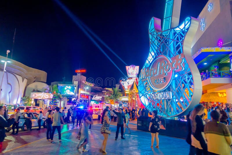 CANCUN, MEXICO - JANUARI 10, 2018: Menigte van mensen die van het nachtleven bij in openlucht van Harde Rotskoffie genieten in Ca royalty-vrije stock foto CANCUN, MEXICO - JANUARI 10, 2018: Menigte van mensen die van het nachtleven bij in openlucht van Harde Rotskoffie genieten in Ca royalty-vrije stock foto