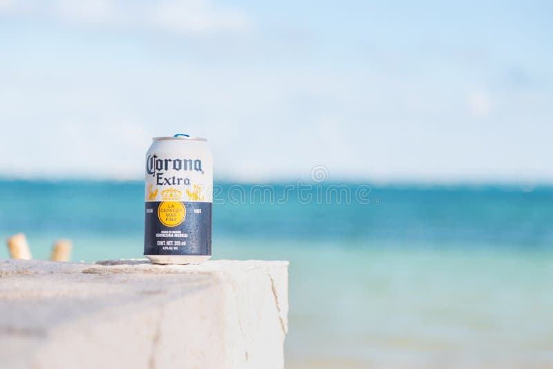 CANCUN, QR, МЕКСИКА - 4-ОЕ ФЕВРАЛЯ 2019: Конец-вверх консервной банки традиционного мексиканского пива короны с пляжем с белым пе стоковые фото CANCUN, QR, МЕКСИКА - 4-ОЕ ФЕВРАЛЯ 2019: Конец-вверх консервной банки традиционного мексиканского пива короны с пляжем с белым пе стоковые фото