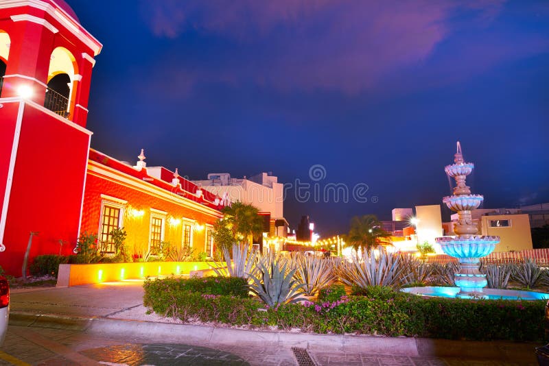 Cancun solnedgång på blvden Kukulcan Mexico royaltyfri fotografi Cancun solnedgång på blvden Kukulcan Mexico royaltyfri fotografi