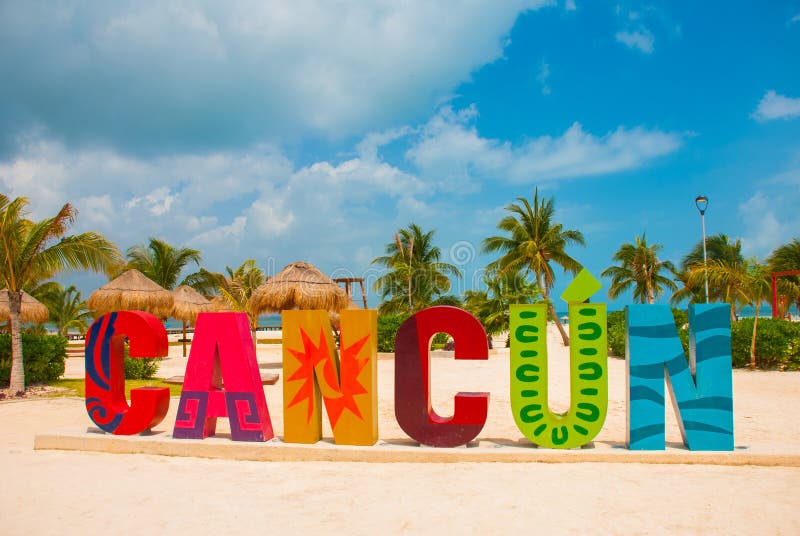 Cancun, Мексика, надпись перед пляжем Playa Delfines Огромные письма имени города стоковая фотография rf Cancun, Мексика, надпись перед пляжем Playa Delfines Огромные письма имени города стоковая фотография rf
