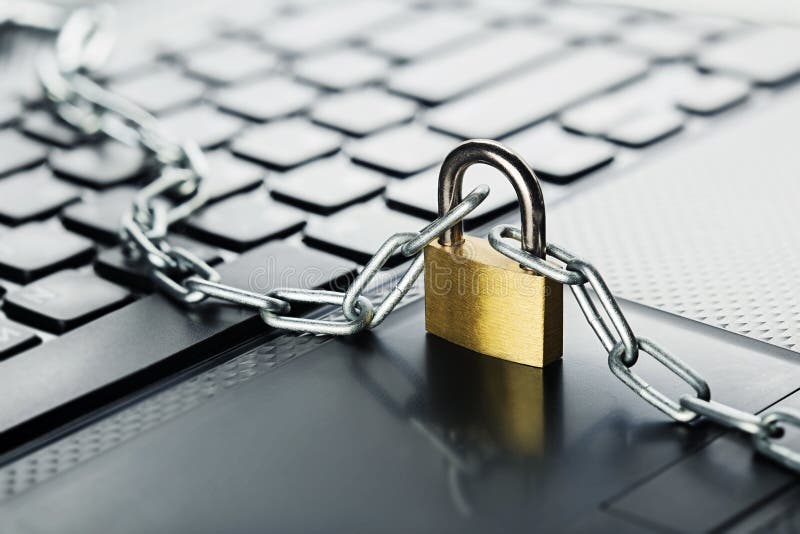 Candado en el teclado de ordenador Seguridad de la red, seguridad de datos y PC de la protección del antivirus fotografía de archivo Candado en el teclado de ordenador Seguridad de la red, seguridad de datos y PC de la protección del antivirus fotografía de archivo
