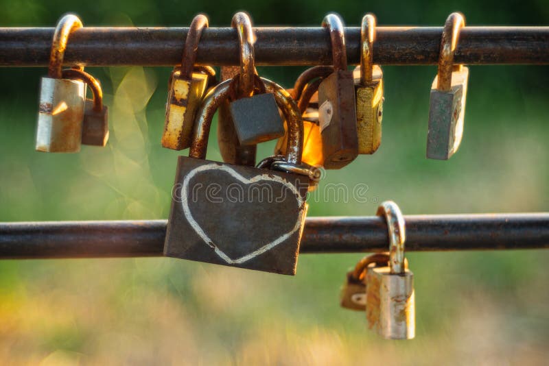 Candado en una cerca del jardín del alambre Amor Amistad imágenes de archivo libres de regalías Candado en una cerca del jardín del alambre Amor Amistad imágenes de archivo libres de regalías