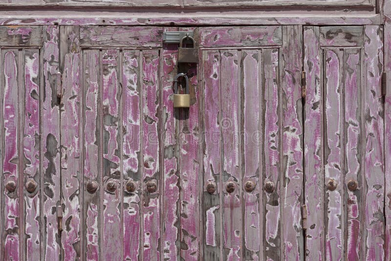 Candado oxidado que cierra una puerta de madera imagenes de archivo Candado oxidado que cierra una puerta de madera imagenes de archivo