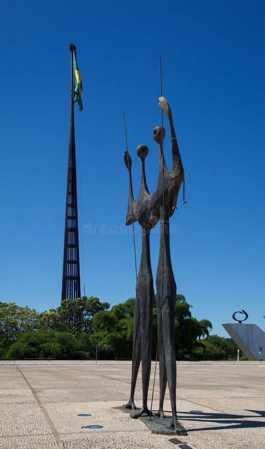 Candangos sculptură modernă și steag brazilian la Praca dos Tres poderesl Brazilia capitala Braziliei stock photo