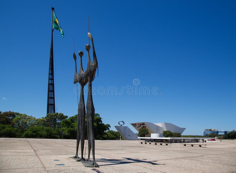 Candangos sculptură modernă și steag brazilian la Praca dos Tres poderesl Brazilia capitala Braziliei stock photography