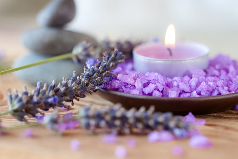 Candela, Bagni Del Sale E Sprigs Di Lavanda Immagine Stock - Immagine di  ricorso, medicina: 25973737