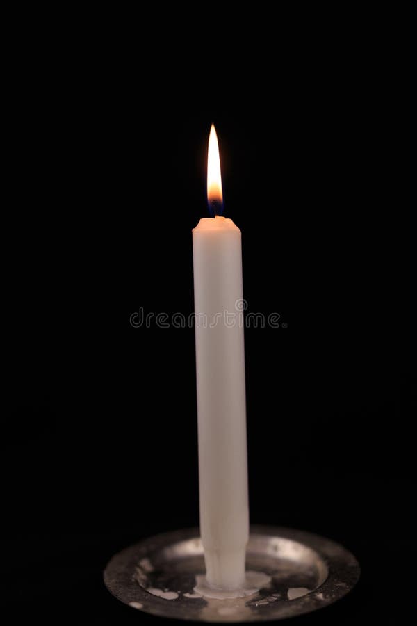 Candela bruciante bianca su fondo isolato il nero fotografia stock libera da diritti Candela bruciante bianca su fondo isolato il nero fotografia stock libera da diritti