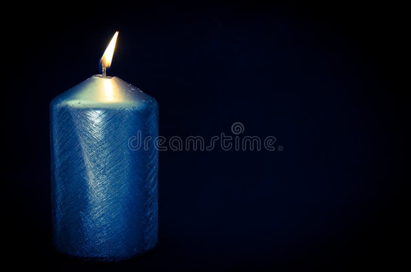 Candela bruciante con fondo nero immagine stock libera da diritti Candela bruciante con fondo nero immagine stock libera da diritti