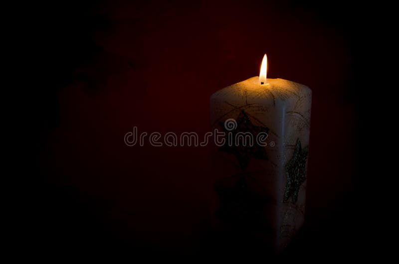 Candela bruciante con fondo scuro fotografia stock libera da diritti Candela bruciante con fondo scuro fotografia stock libera da diritti