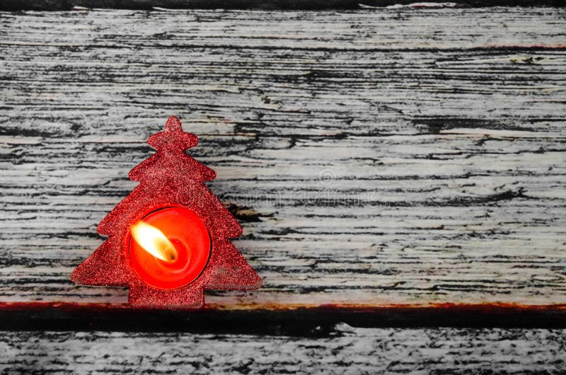 Candela bruciante nella forma dell'albero di Natale immagini stock libere da diritti Candela bruciante nella forma dell'albero di Natale immagini stock libere da diritti