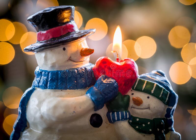 Candela dei pupazzi di neve di Natale a natale fotografia stock libera da diritti Candela dei pupazzi di neve di Natale a natale fotografia stock libera da diritti