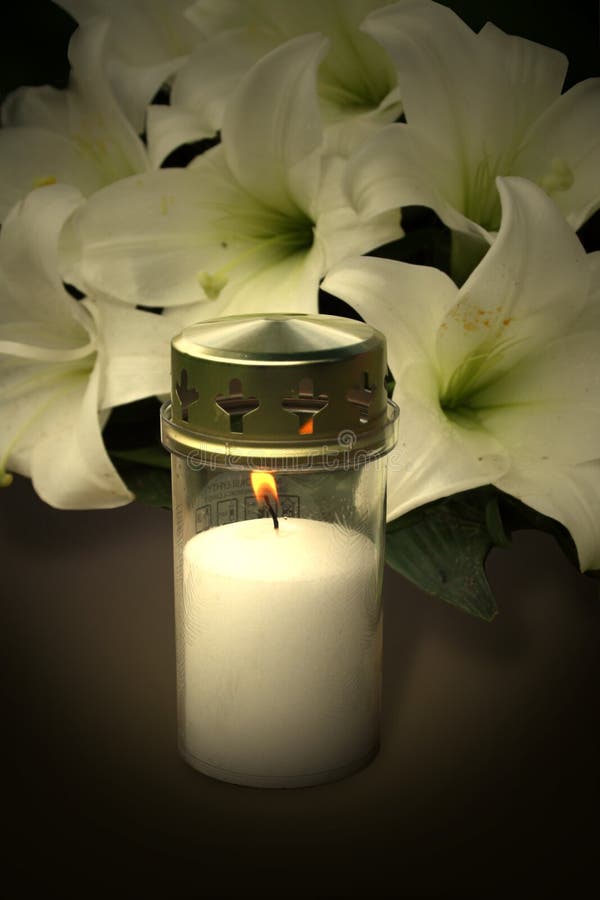 Candele e fiori per le condoglianze immagine stock