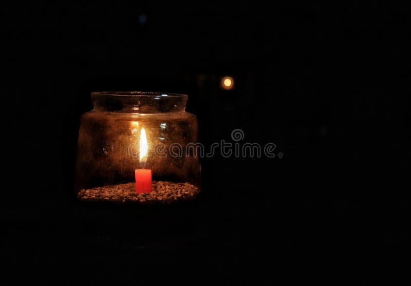 Si Emette Per Spegnere La Candela Candela Luminosa Dentro Il Barattolo Che Emette Luce Nello Scuro
