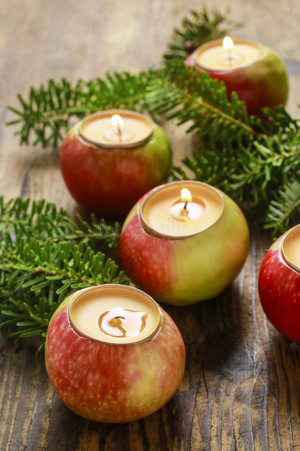 Candela nella decorazione di natale della mela fotografia stock libera da diritti Candela nella decorazione di natale della mela fotografia stock libera da diritti
