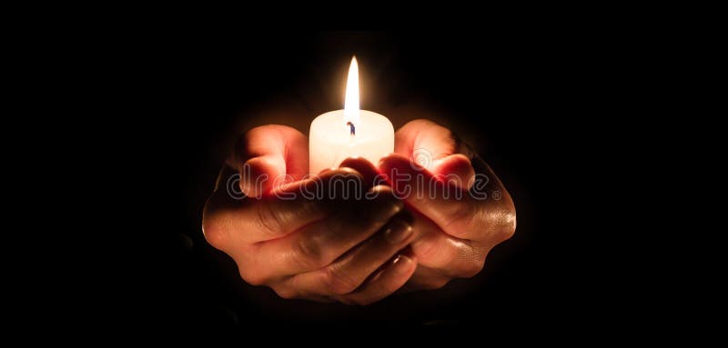 Candela queimando a vela em mulheres mãos sobre preto. batismo religioso spa e conceito de bem-estar
