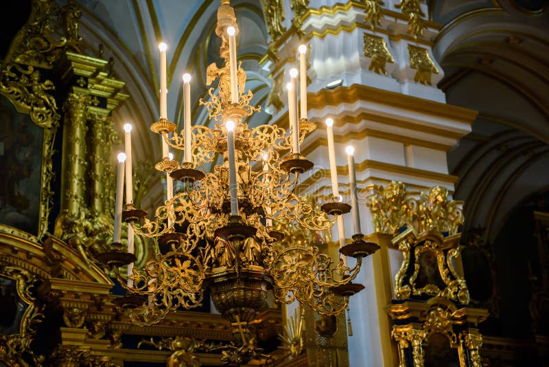 Iglesia Con Los Candelabros Y Las Velas Encendidas Durante Los Rezos Del Imagen de archivo