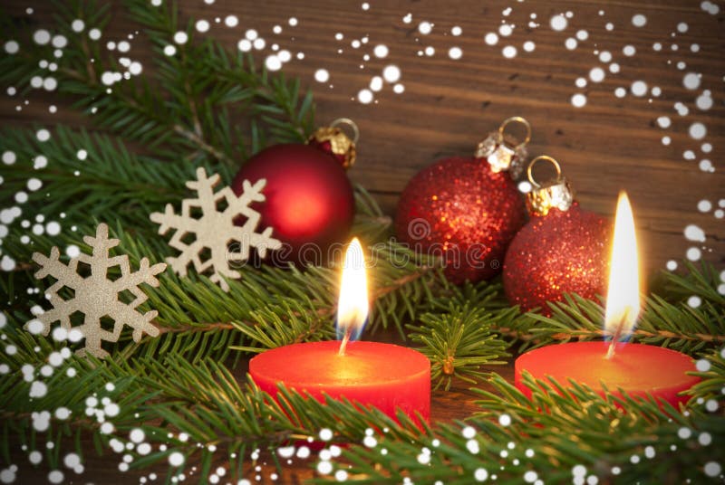 Candele brucianti rosse con la decorazione di Natale immagini stock libere da diritti Candele brucianti rosse con la decorazione di Natale immagini stock libere da diritti