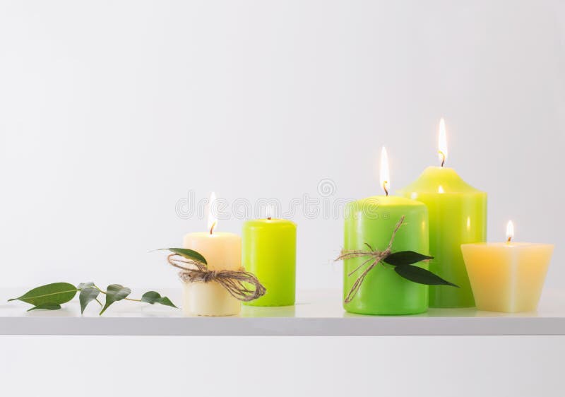 Candele brucianti verdi su un fondo bianco immagine stock Candele brucianti verdi su un fondo bianco immagine stock