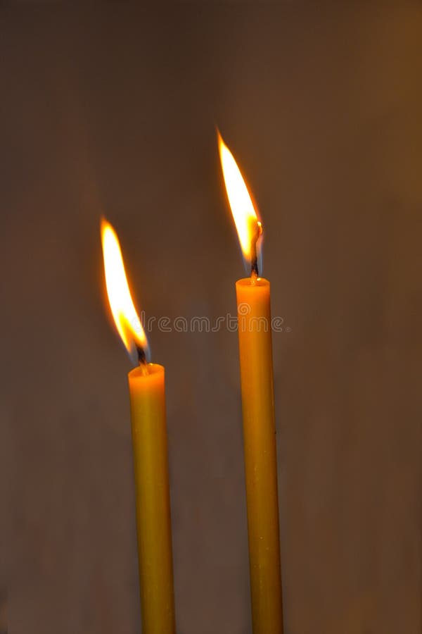 Candele Burning nello scuro fotografia stock Candele Burning nello scuro fotografia stock