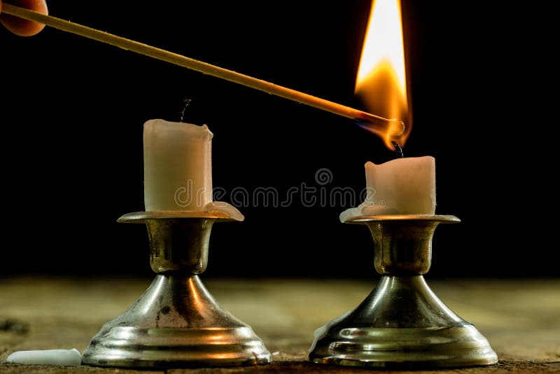 Candele che bruciano in candelieri su una tavola di legno Candela d'argento. Candele che bruciano in candelieri su una tavola di legno Candelieri d'argento Priorità bassa nera