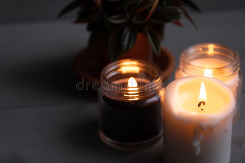 Candele. Decorazione Interna. Candele Romantiche. Cera Bianca E Nera. in  Vaschette Di Vetro. Atmosfera Romantica in Casa Fotografia Stock - Immagine  di bruciarsi, vasi: 207973970