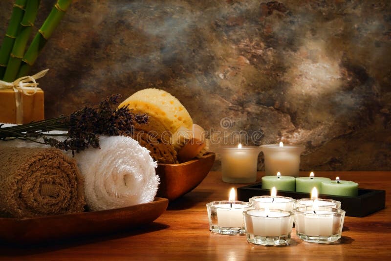 Candele e tovaglioli di Aromatherapy in una stazione termale immagine stock Candele e tovaglioli di Aromatherapy in una stazione termale immagine stock