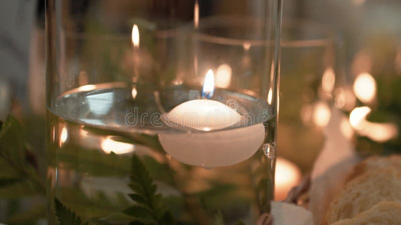 Candele Galleggianti Di Cera Bianca in Vaso Trasparente Con Acqua Archivi  Video - Video di amore, candlelight: 216216029