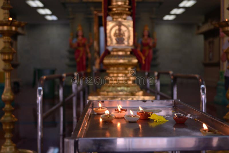Candele nel tempio indù fotografia stock