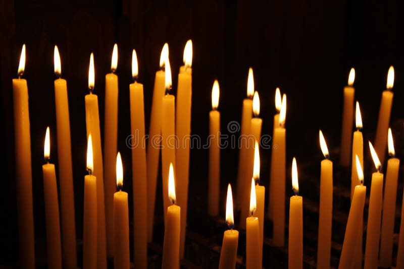 Candele nella chiesa fotografia stock libera da diritti Candele nella chiesa fotografia stock libera da diritti