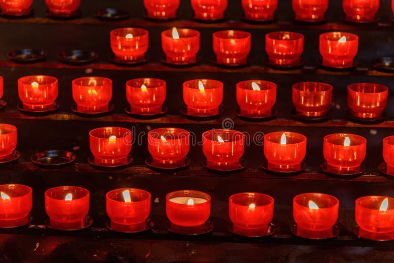 Candele nella chiesa di Theatine della st Cajetan o Theatinerkirche munich germany immagini stock Candele nella chiesa di Theatine della st Cajetan o Theatinerkirche munich germany immagini stock