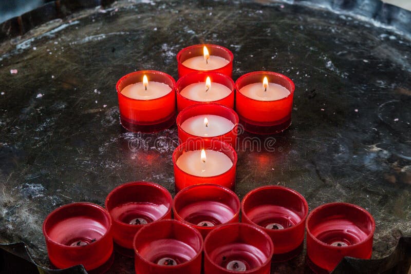 Candele Rosse Sistemate in Un Incrocio Immagine Stock - Immagine di  cristiano, rosso: 72152199