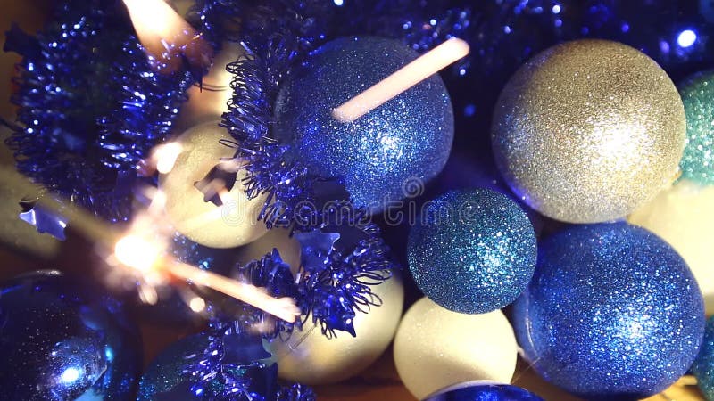 Candeliere blu di natale con il fondo della sfuocatura