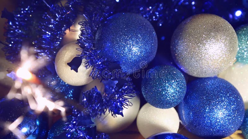 Candeliere blu di natale con il fondo della sfuocatura