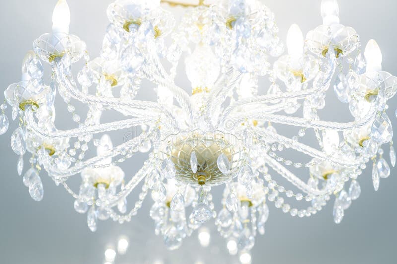 Candeliere a cristallo di lusso sul celling con le lampade accese immagini stock libere da diritti Candeliere a cristallo di lusso sul celling con le lampade accese immagini stock libere da diritti