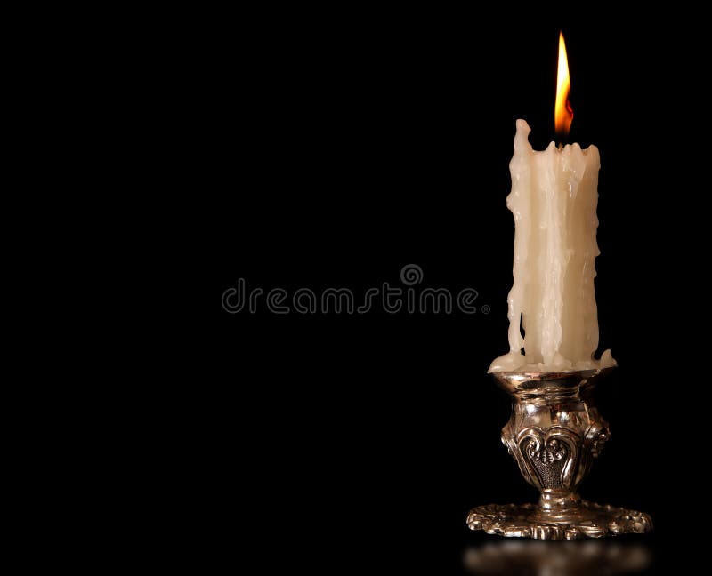 Candeliere d'annata del bronzo dell'argento della vecchia candela bruciante Priorità bassa nera fotografie stock libere da diritti