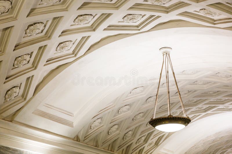 Candeliere in metropolitana di Mosca fotografia stock libera da diritti Candeliere in metropolitana di Mosca fotografia stock libera da diritti