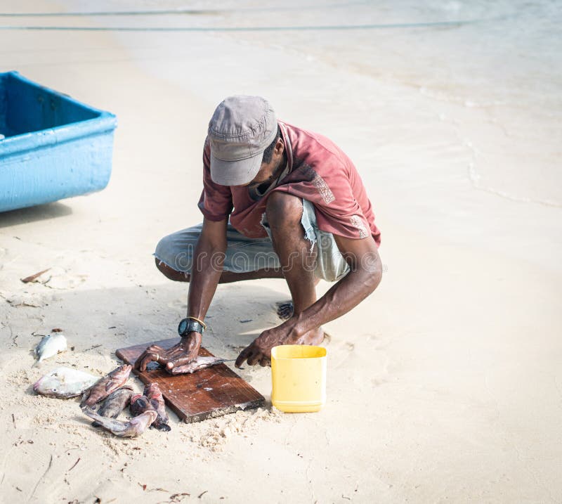 Sincero nero pescatore sul Costa Oceano.