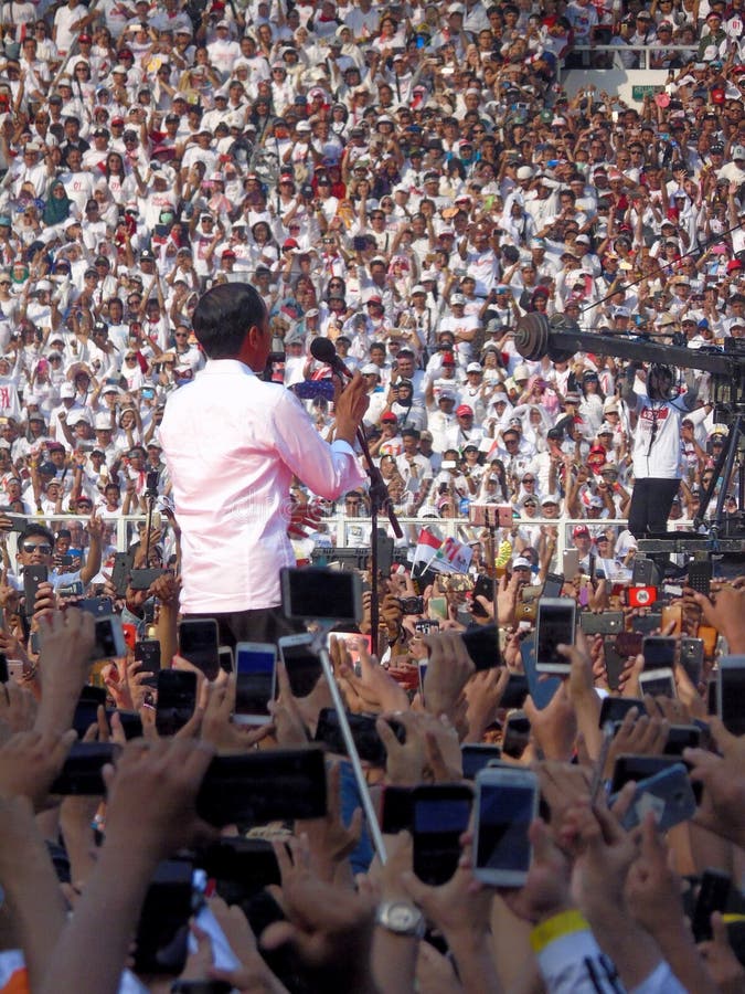 Candidats pour la campagne du Pr?sident Joko Widodo devant des centaines de milliers de d?fenseurs ? GBK Senayan photos libres de droits Candidats pour la campagne du Pr?sident Joko Widodo devant des centaines de milliers de d?fenseurs ? GBK Senayan photos libres de droits