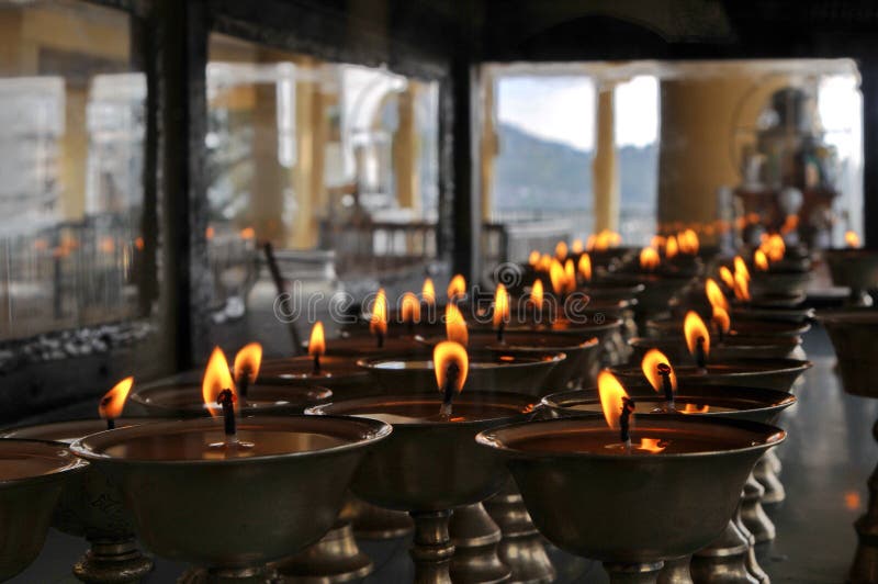 Buddista candele luci accese,.