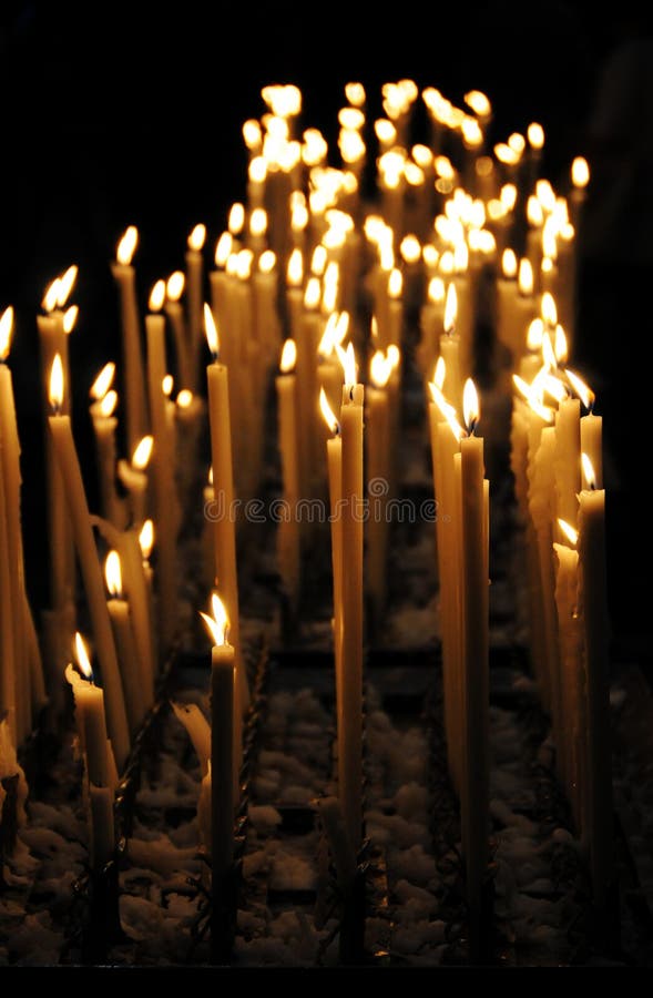 Líneas de velas sobre el iglesia (religión tema) 