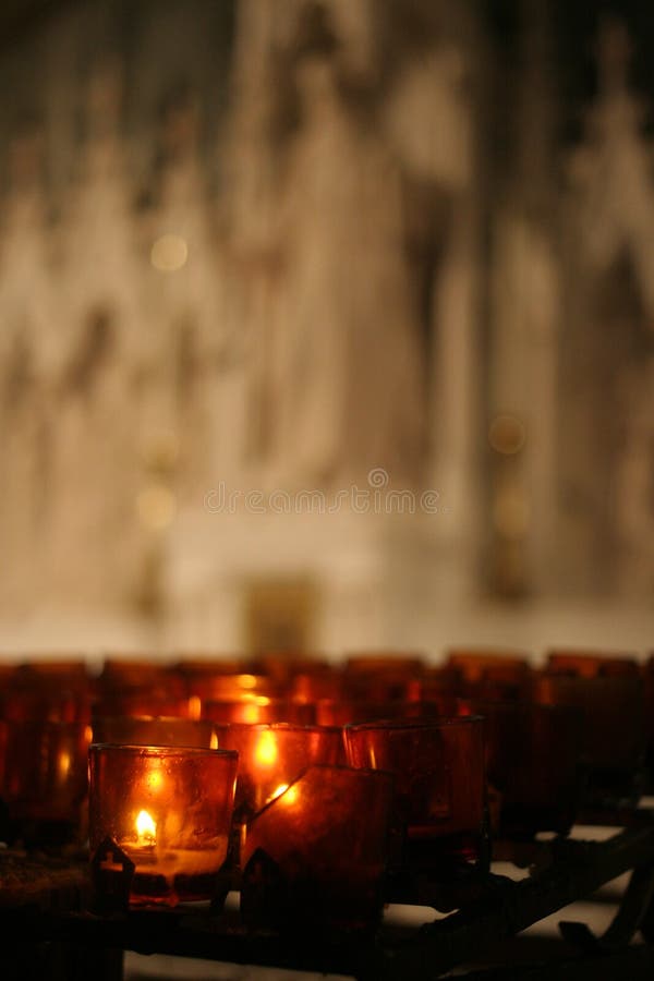 Oración velas antes estatua sobre el catedral en nuevo,.