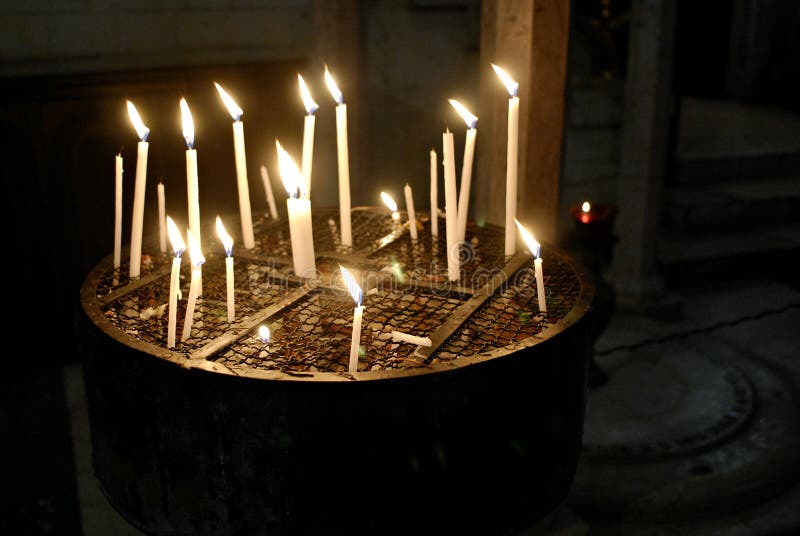 Candele bruciando bollitore secondo tristezza il luogo da Chiesa da santo tomba, Gerusalemme.