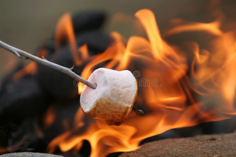 Marshmallow na tyči je pražené cez kemp oheň.