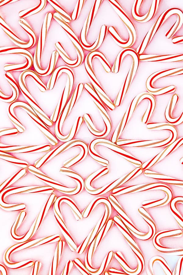 Un labirinto di rosso e bianco candy canes si incastrano in forme di cuore su sfondo bianco, perfetto per carta da imballaggio o carta.