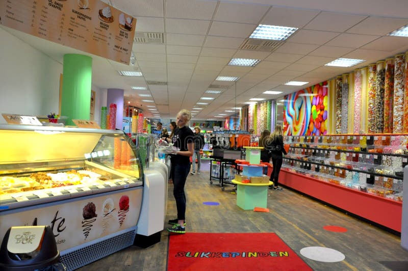 Candy store in Dubai Mall editorial image. Image of city 38240850