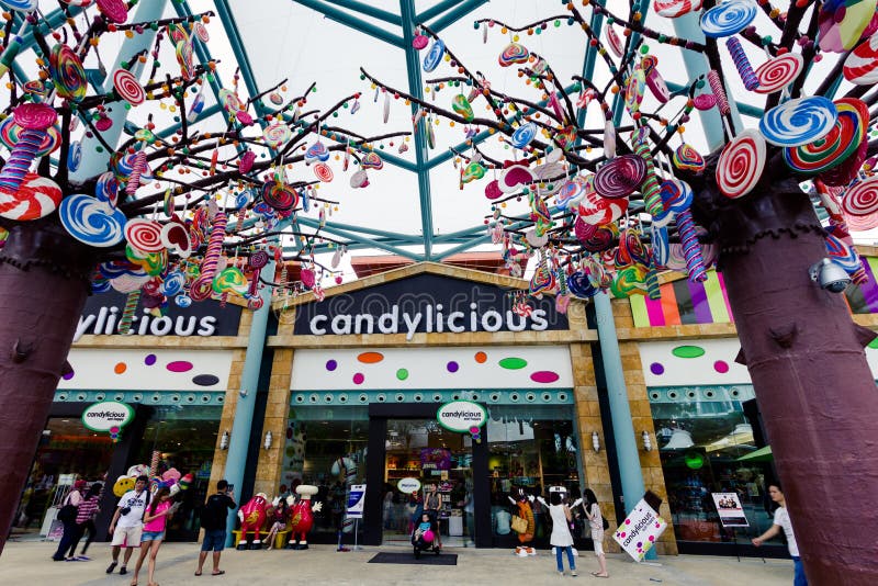 Candy store in Dubai Mall editorial image. Image of city - 38240850