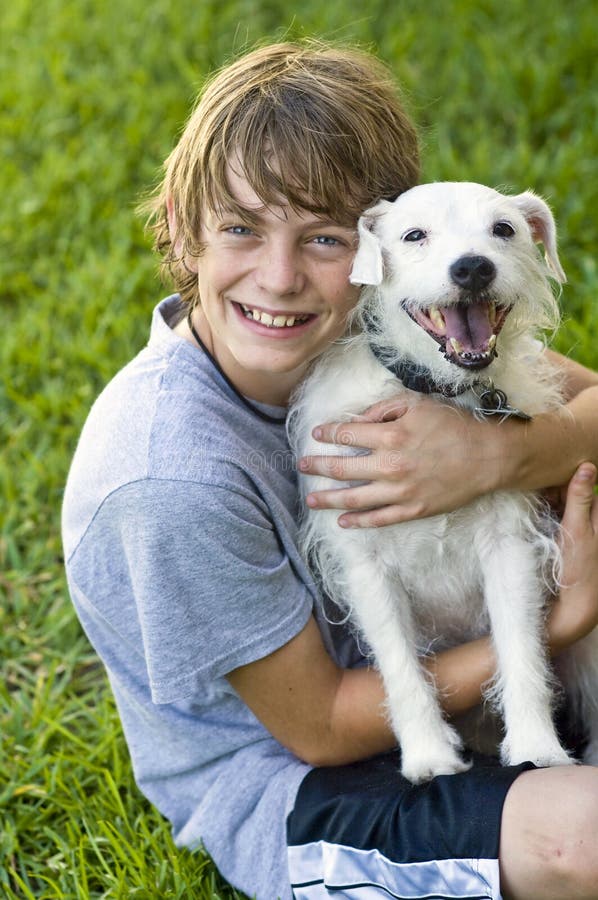 cane del ragazzo felice suo cane del ragazzo felice suo